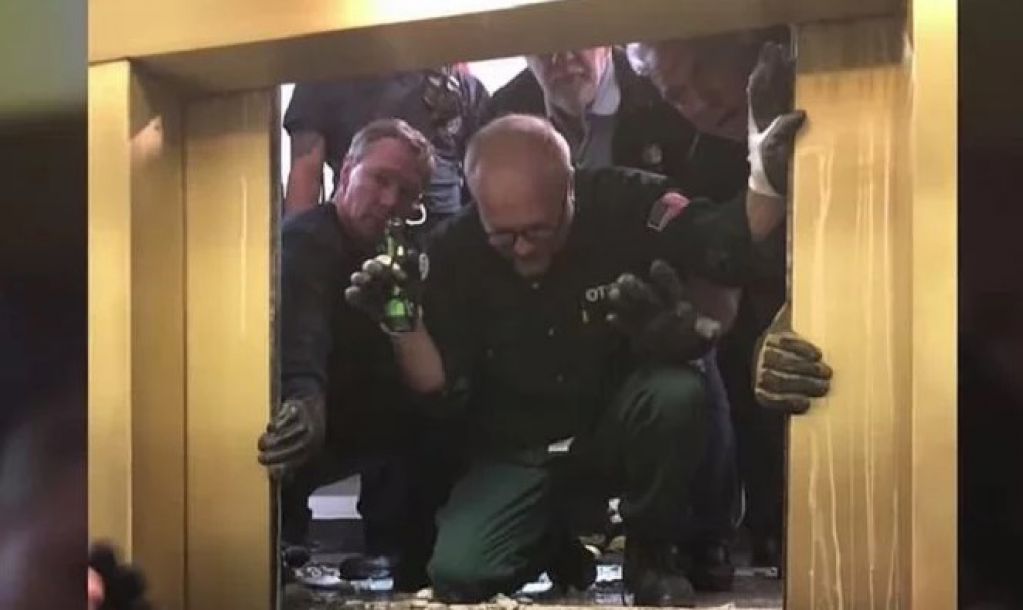 Лифт с пассажирами сорвался с 84 этажа небоскреба. ВИДЕО