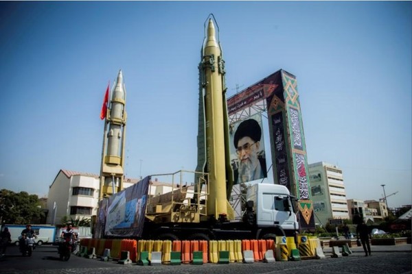 Иран пригрозил нанесением ракетного удара по военным базам США