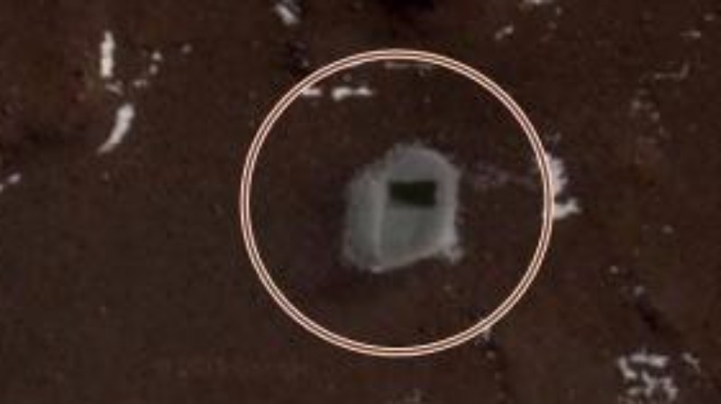 В Антарктиде обнаружили прямоугольный вход в неизвестное строение. ВИДЕО