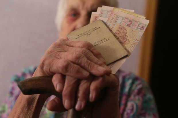 На 2 доллара: украинским пенсионерам нагло плюнули в лицо
