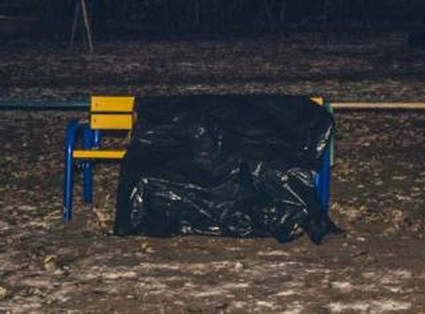 В Киеве на детской площадке обнаружили труп со спущенными штанами. ВИДЕО