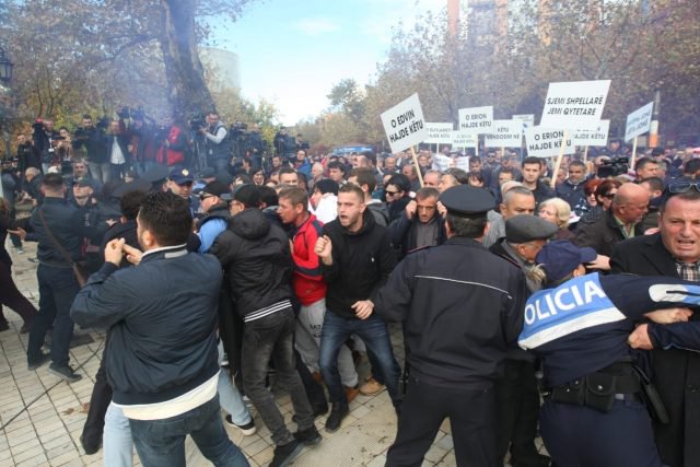 В Албании из-за штурма парламента пострадали 15 человек
