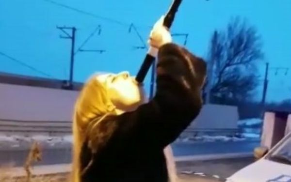Видеошок: россиянка ради новой груди засунула в рот жезл автоинспектора