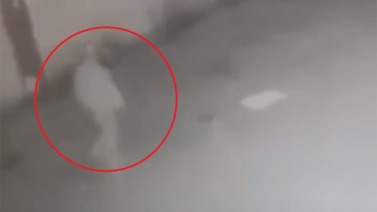 В Мексике камера засняла призрака, разгуливающего по улице. ВИДЕО
