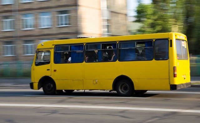 Разъяренные украинцы атаковали водителя маршрутки на полном ходу