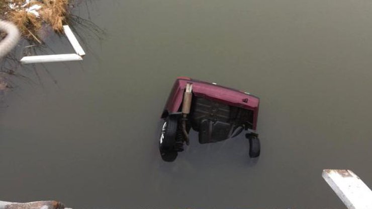 Жуткие кадры: на Ровенщине автомобиль слетел с моста в водоем. ФОТО