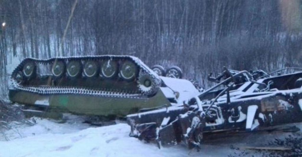 В России сошел с рельсов поезд с военной техникой: ФОТО с места ЧП