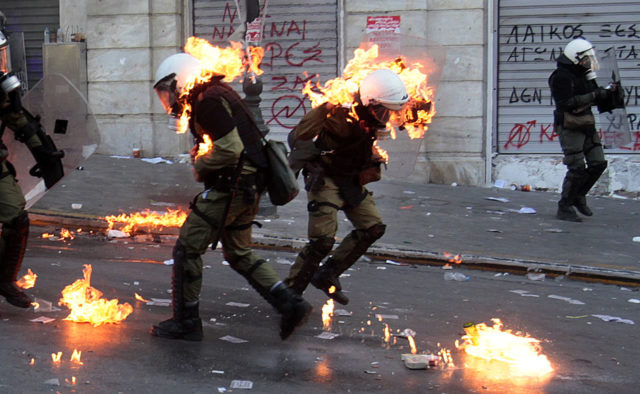 «Майдан» в Париже: город в огне, идет захват зданий, полицию атакуют коктейлями Молотова. ВИДЕО, ФОТО