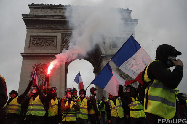 Протестующие в Париже повредили Триумфальную арку: ущерб оценили в миллион евро 
