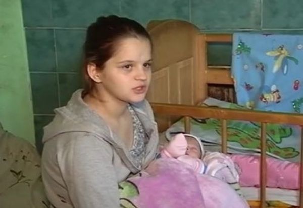 Как сейчас живется самой юной маме Украины