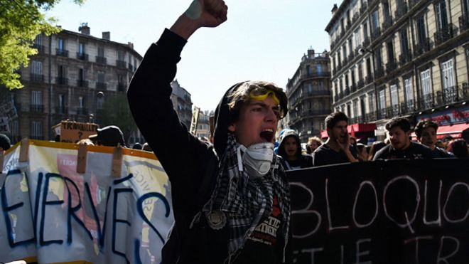 Политолог Филиндаш о протестах во Франции: Запад не стесняется демонстрировать жесткие методы