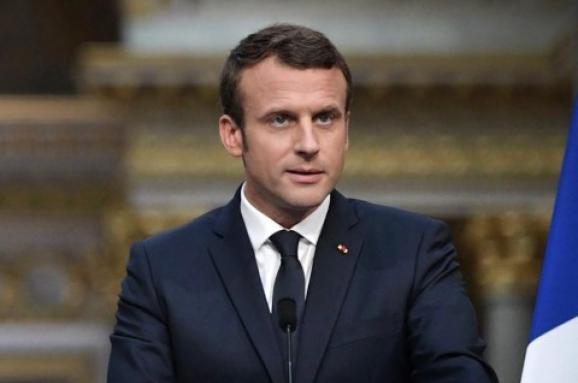 Президента Франции забросали яйцами. ВИДЕО
