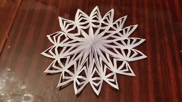 Новый год на пороге: потрясающие бумажные 3D-снежинки. ВИДЕО
