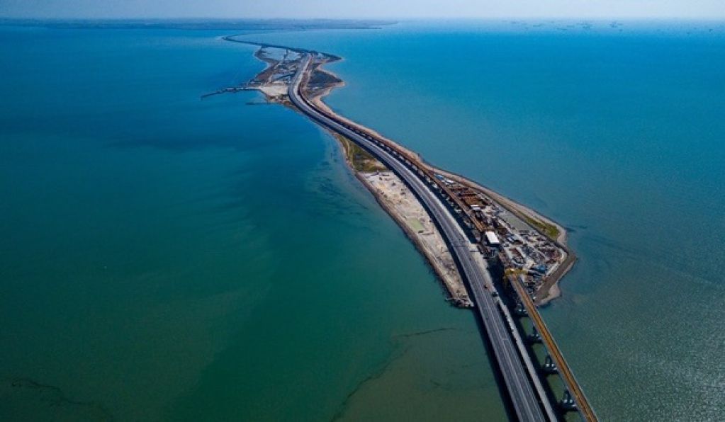 У Крымского моста серьезные проблемы: строительство ж/д ветки могут остановить