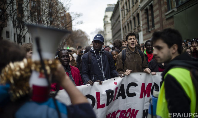 Во Франции школьные протесты завершились задержанием более 700 старшеклассников 