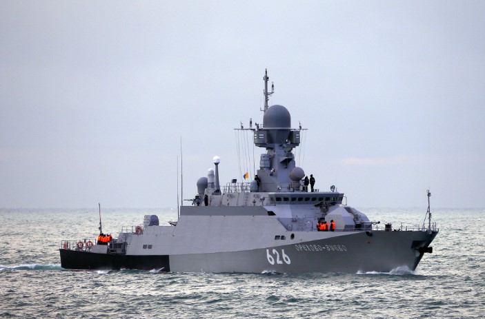 Россия перебросила в Крым еще один боевой корабль: есть видео