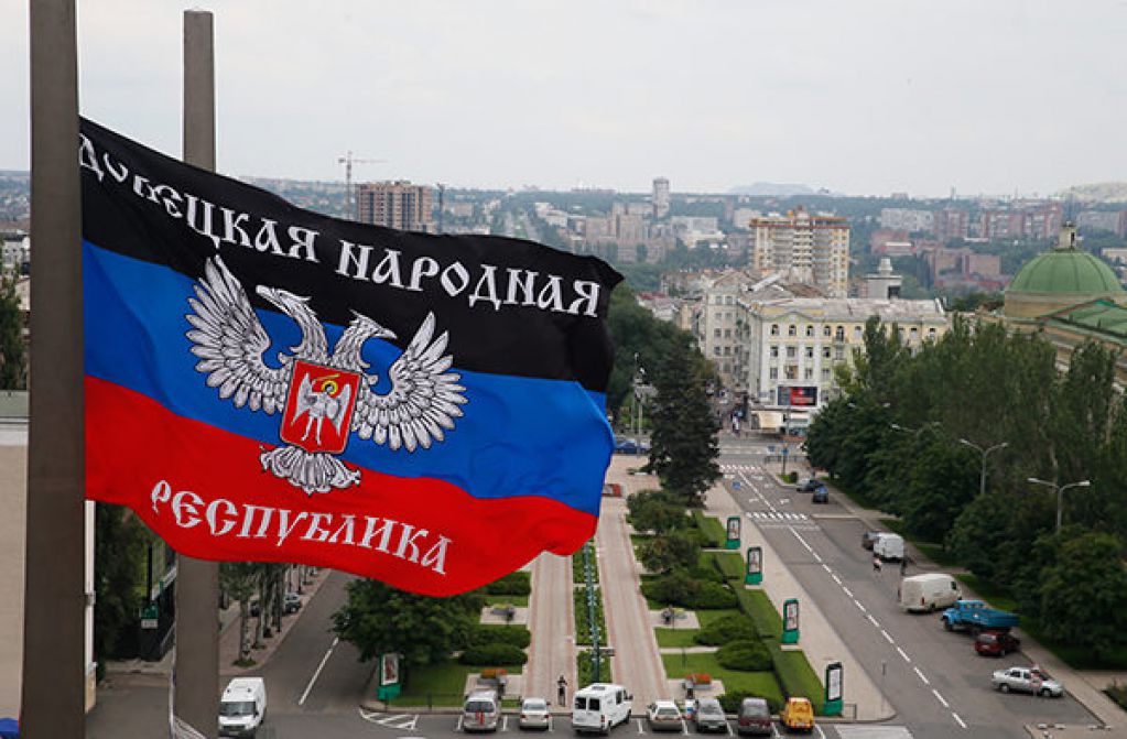 Фотофакт: на протестах во Франции видели флаг «ДНР» 