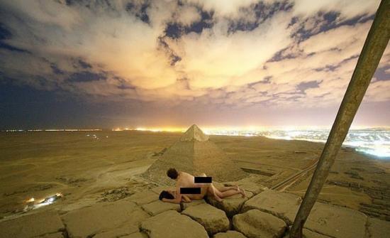 Вершину пирамиды Хеопса туристы использовали в качестве площадки для секса