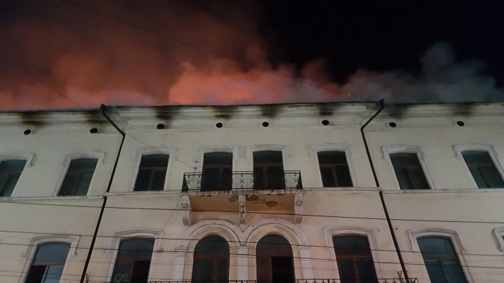 У центрі Чернівців сталася масштабна пожежа: людей з прилеглих будинків евакуювали