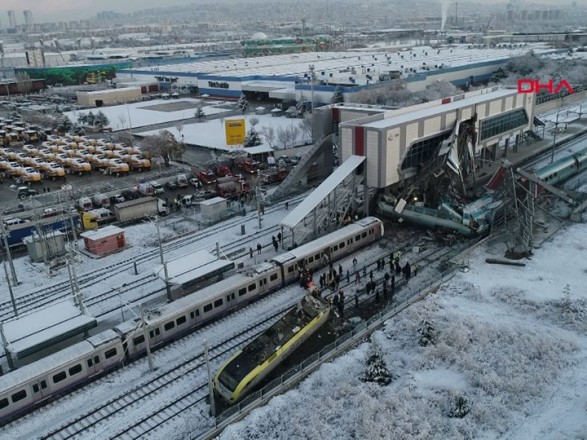 Стало известно, по какой причине в Анкаре поезд сошел с рельсов