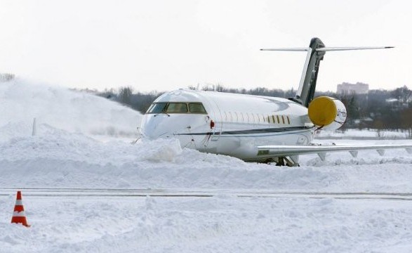 Снег в аэропортах Киева стал причиной задержки и отмены рейсов