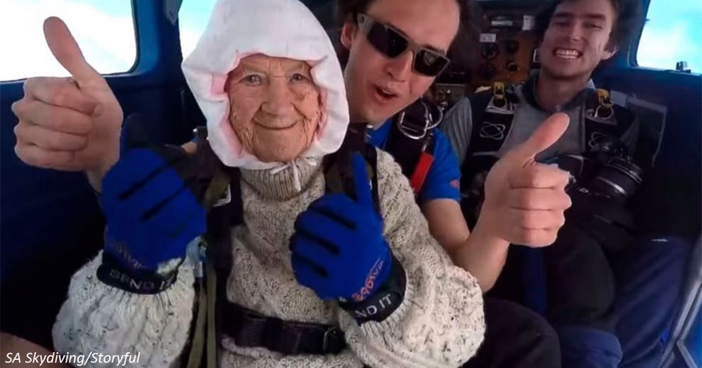 Как это было: 102-летняя старушка прыгнула с парашютом. ВИДЕО