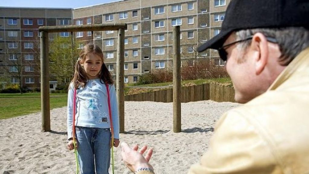 Доверчивость, которая убивает: чему учить родителей и детей