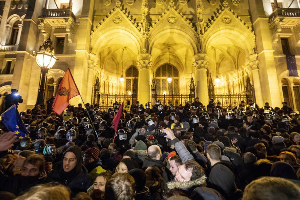Принятый в Венгрии «рабский закон» вывел протестующих на улицы Будапешта 
