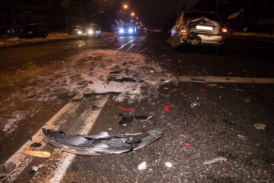 ДТП в Киеве: пьяный водитель врезался в иномарку и набросился на патрульных. ВИДЕО