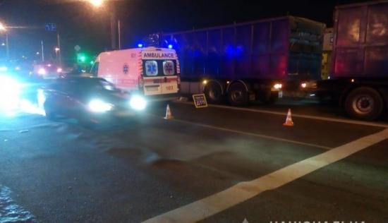 В Харькове пешеход попал под колеса грузовика