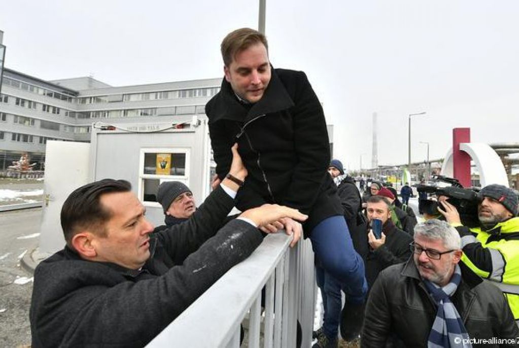 В Венгрии депутаты, поддерживающие протестующих, прорвались на телеканал