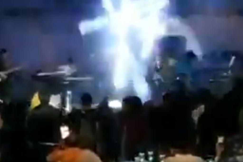 В Индонезии мощное цунами смыло музыкантов со сцены: страшное видео