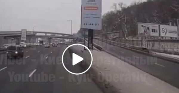 В Киеве автомобиль у Дарницкого моста сбил перебегавшего дорогу мужчину. ВИДЕО