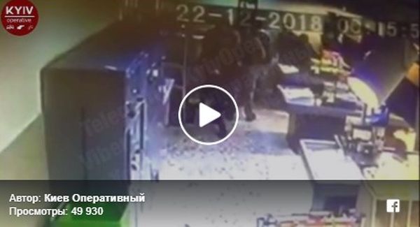 Появилось видео пьяной драки в супермаркете, в котором Порошенко фоткается с детьми