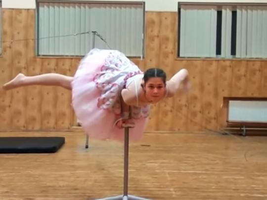 Двухголовая балерина перепугала зрителей: жуткое видео