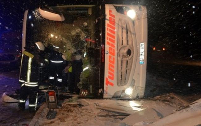 Снегопад уложил на лопатки пассажирский автобус: погибли три человека, пострадали более 50