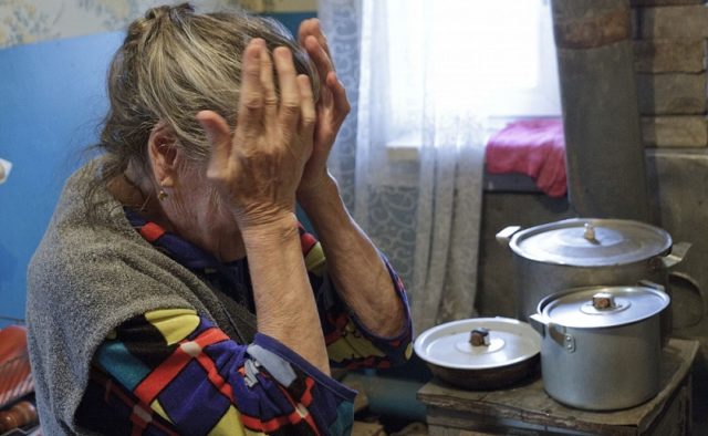 Открыла дверь: украинская пенсионерка стала жертвой «коммунальщиков»