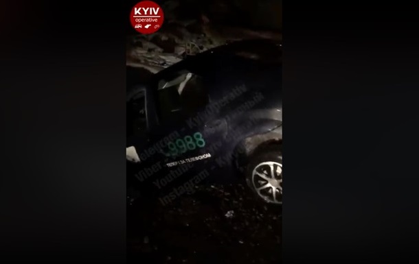 В Киеве из-за плохого освещения провалилось в яму такси. ВИДЕО