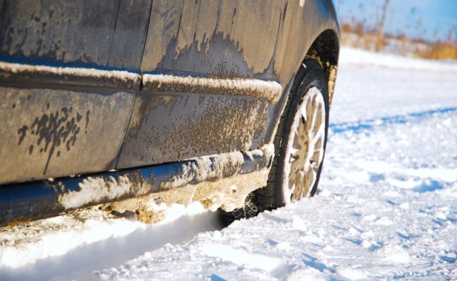 Чем посыпают дороги зимой: украинских водителей предупредили об опасности