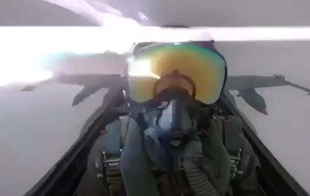 В Сети обнародовано видео удара молнии по истребителю F-18