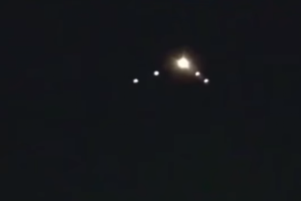 В небе над военной базой уфологи видели треугольный НЛО. ВИДЕО