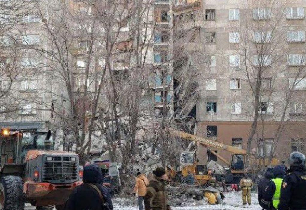 Люди прыгали из окон: момент взрыва дома в России попал на видео