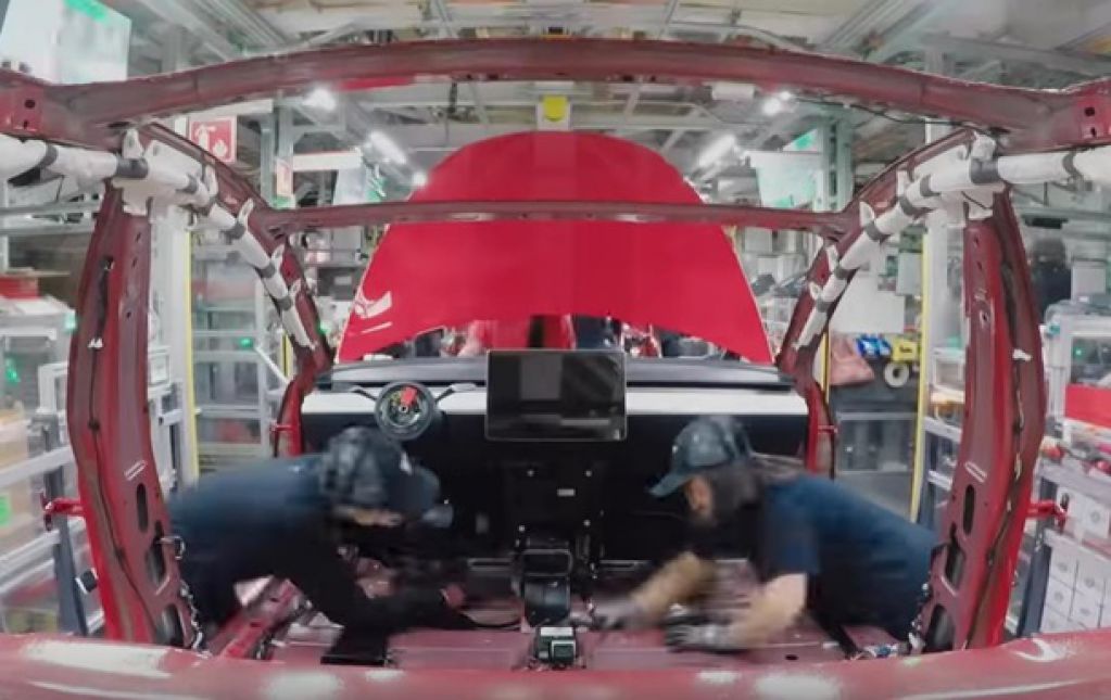 Впечатляет: сборку Tesla Model 3 показали на видео