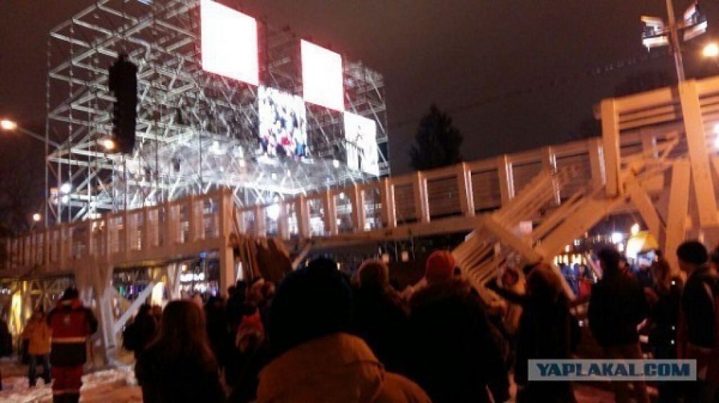 В Москве мост с людьми рухнул во время празднований