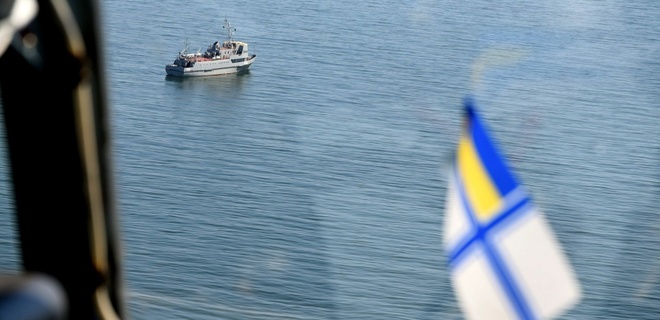 Украинские военные открыли огонь для остановки корабля-нарушителя. ФОТО