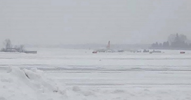 В аэропорту Львова произошло ЧП с пассажирским самолетом. ФОТО