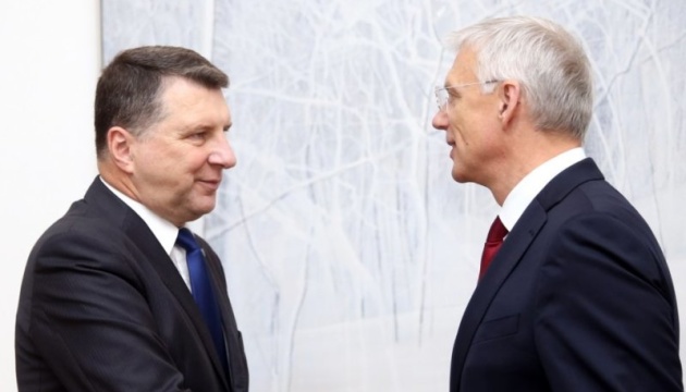 Формировать новое правительство Латвии будет уроженец США