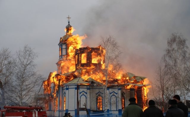 Московский поп уничтожил храм из-за Томоса: «В знак протеста»