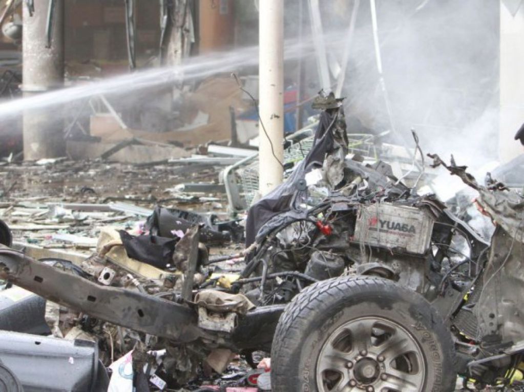 Из-за взрыва бомбы около школы пострадала девочка и трое военных