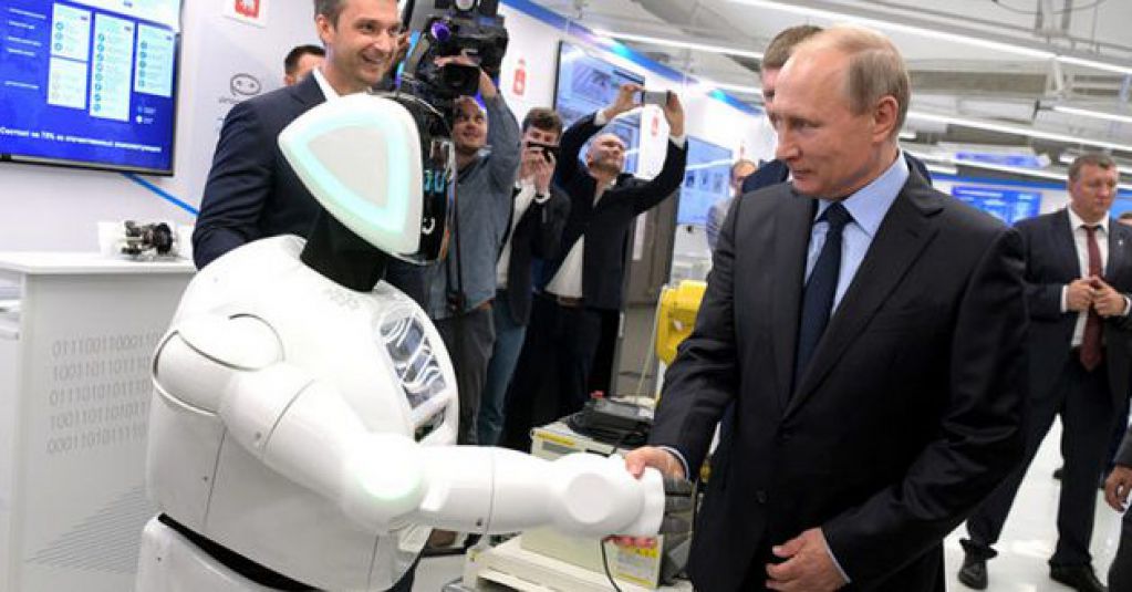 Автомобиль Tesla в США расправился с роботом Путина. ФОТО, ВИДЕО